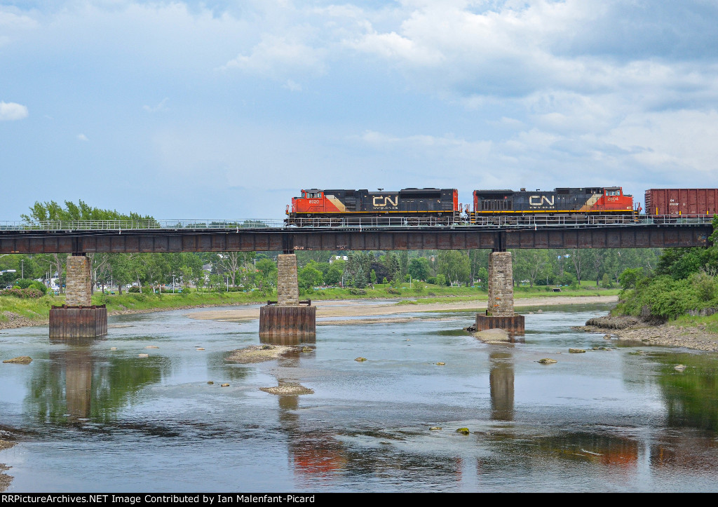 8920 leads CN 402 at Rimouski River